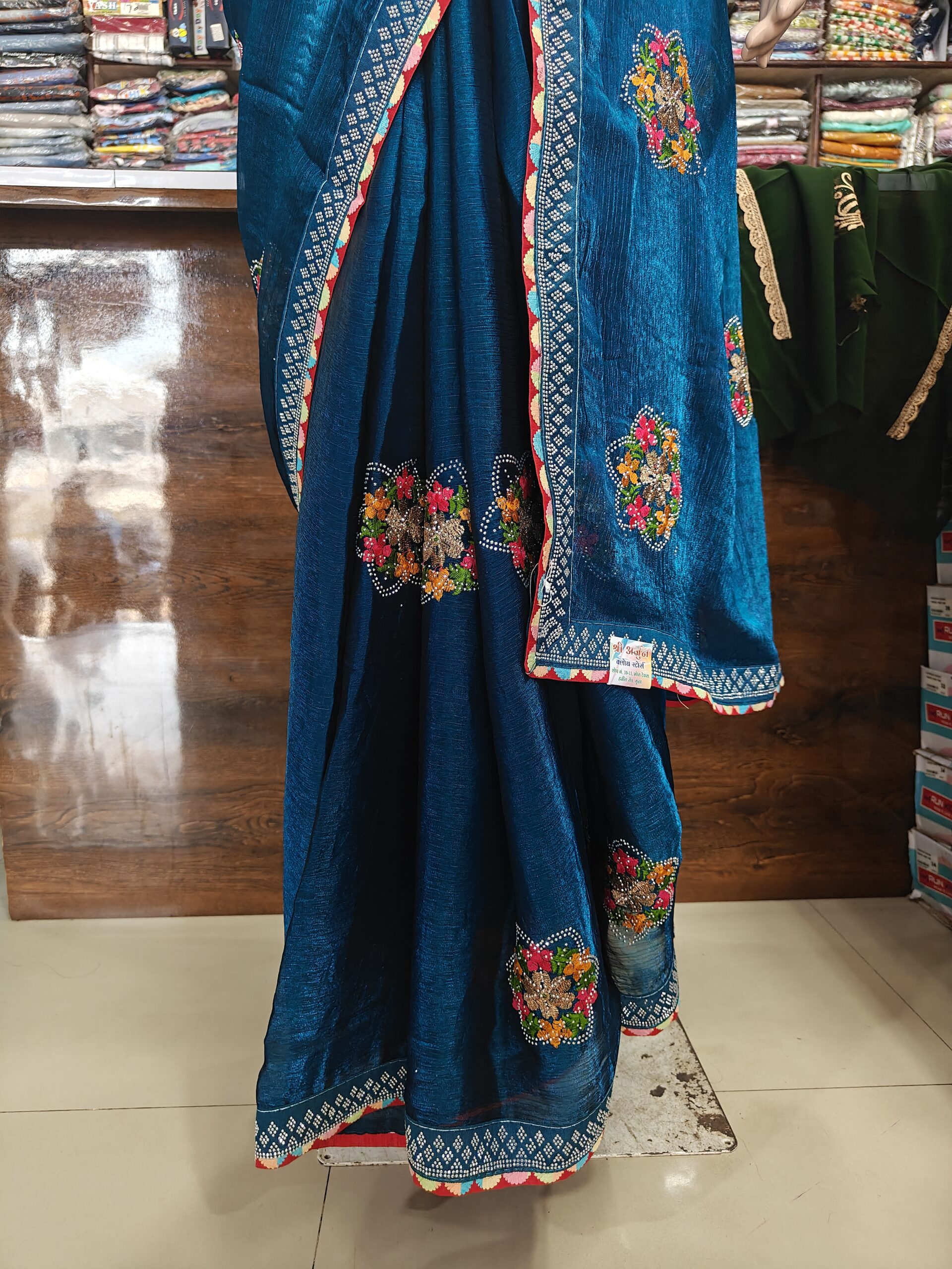 Beautiful Fendy Fabric Saree with Resham Dhaga & Stone Work Premium Party Wear ✨ - Image 4
